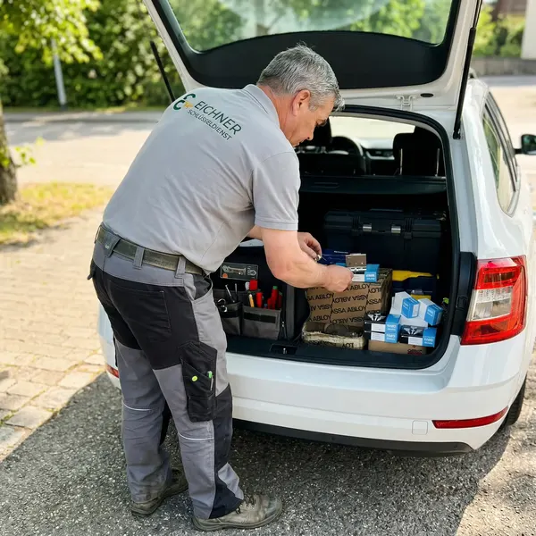 Eichner Schlüsseldienst Monteur bereitet Einsatz in Chur vor